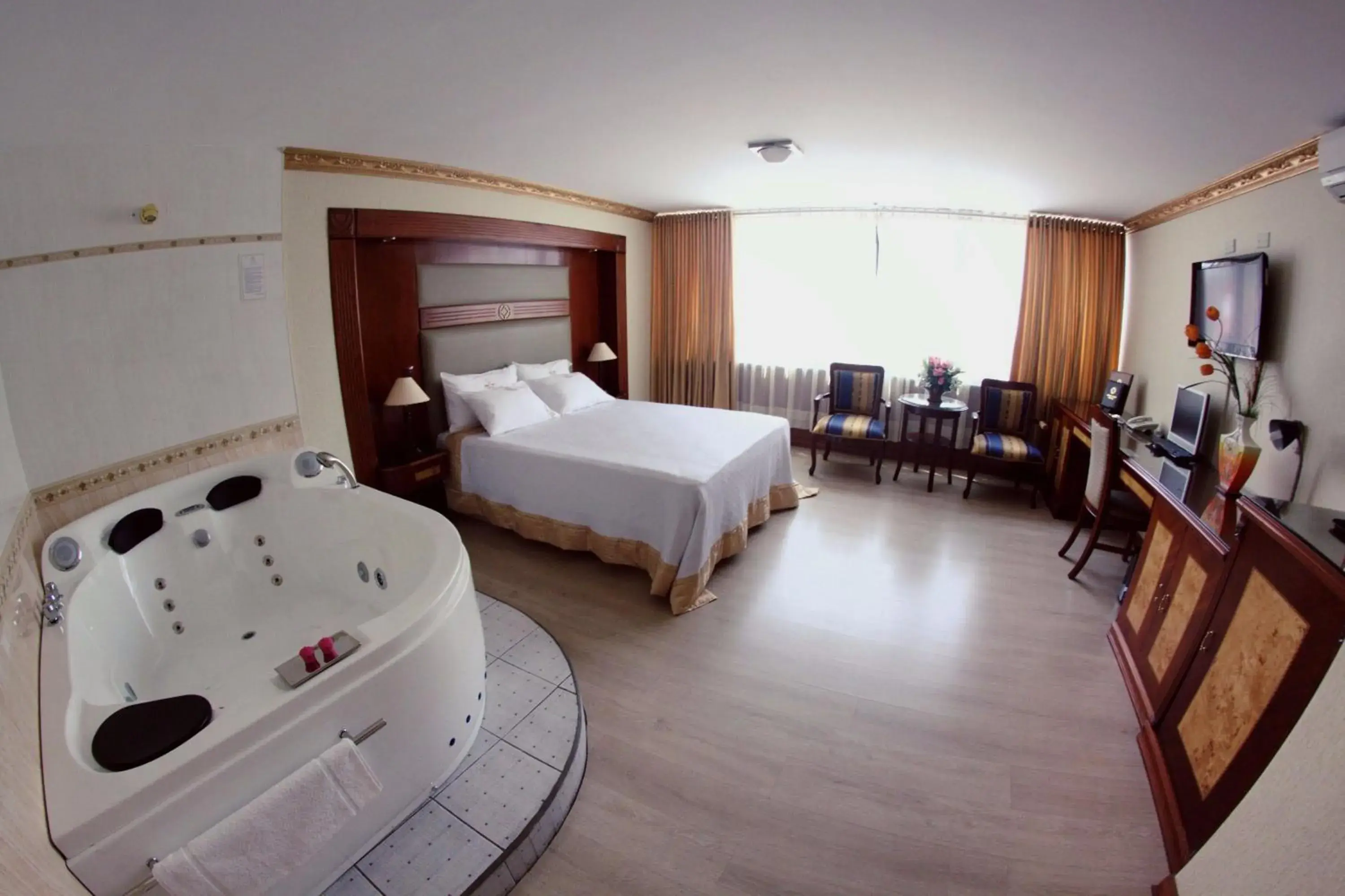 King Suite with Spa Bath in Hotel Oro Inn King Suite with Spa Bath in Hotel Oro Inn