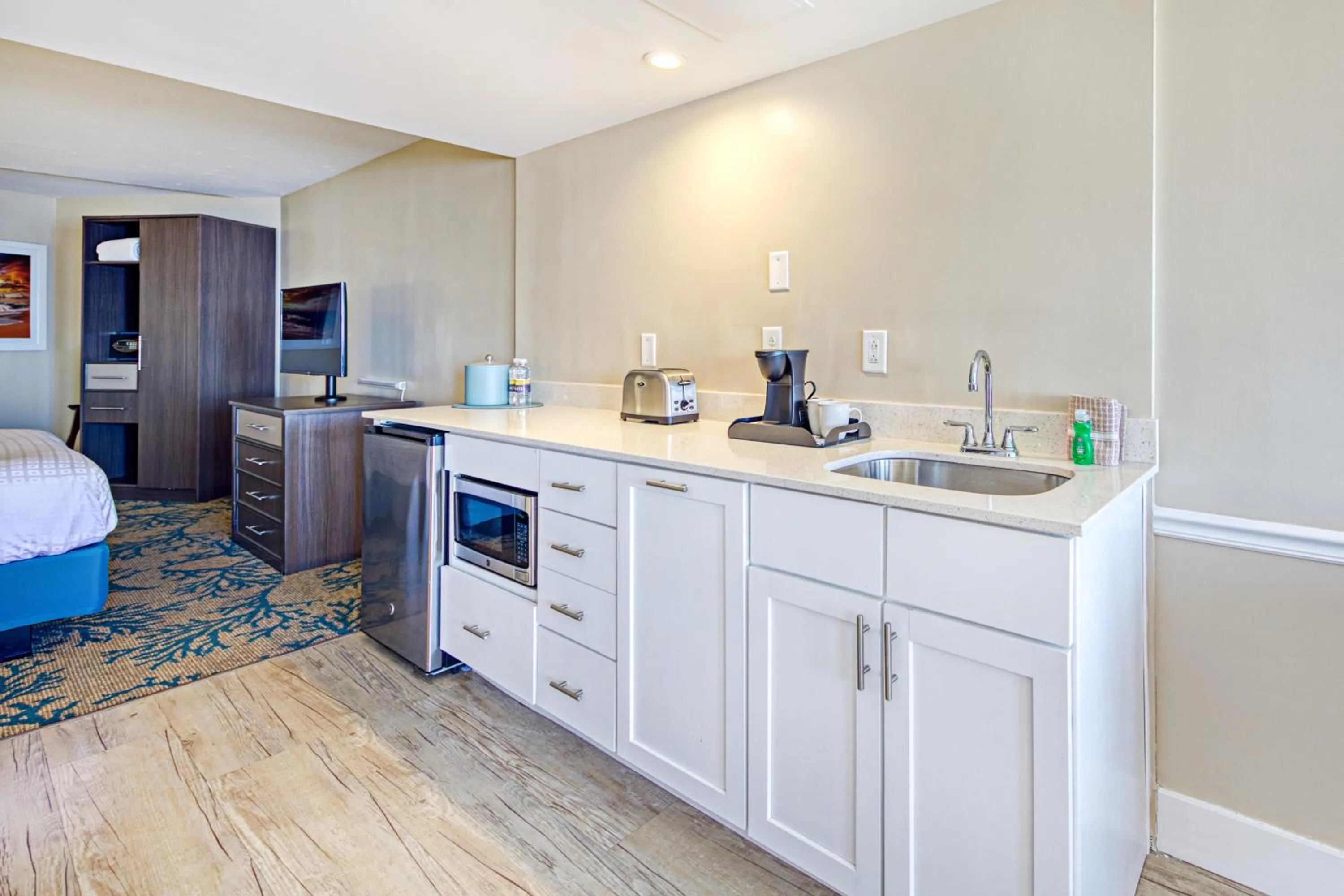 Kitchen or kitchenette, Bed in Commander Hotel & Suites