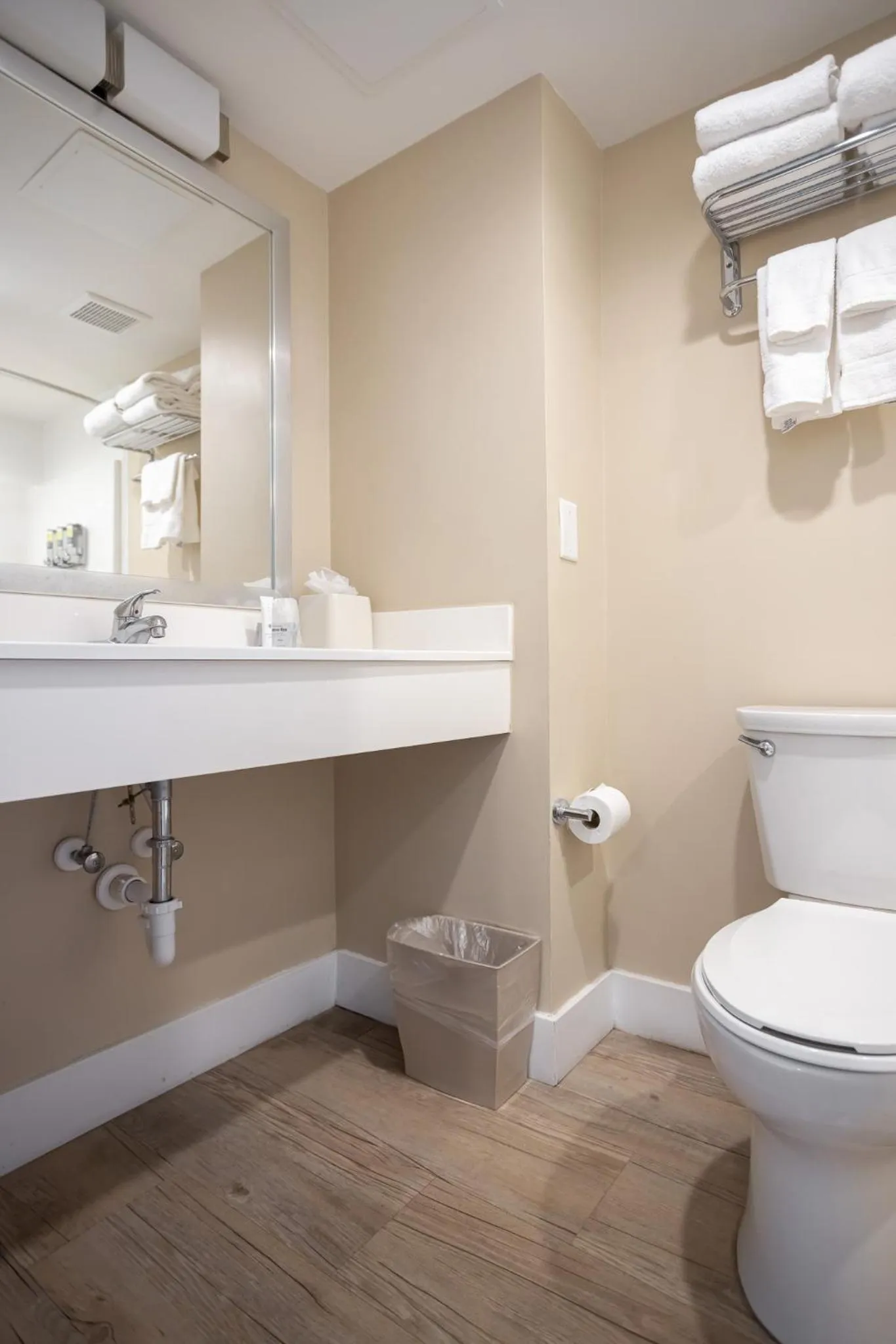 Bathroom in Commander Hotel & Suites