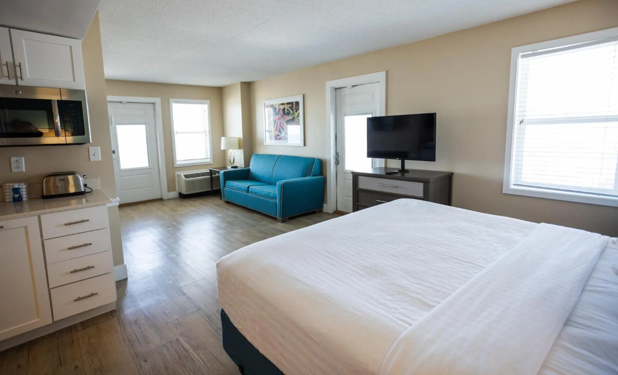 Photo of the whole room, Bed in Commander Hotel & Suites