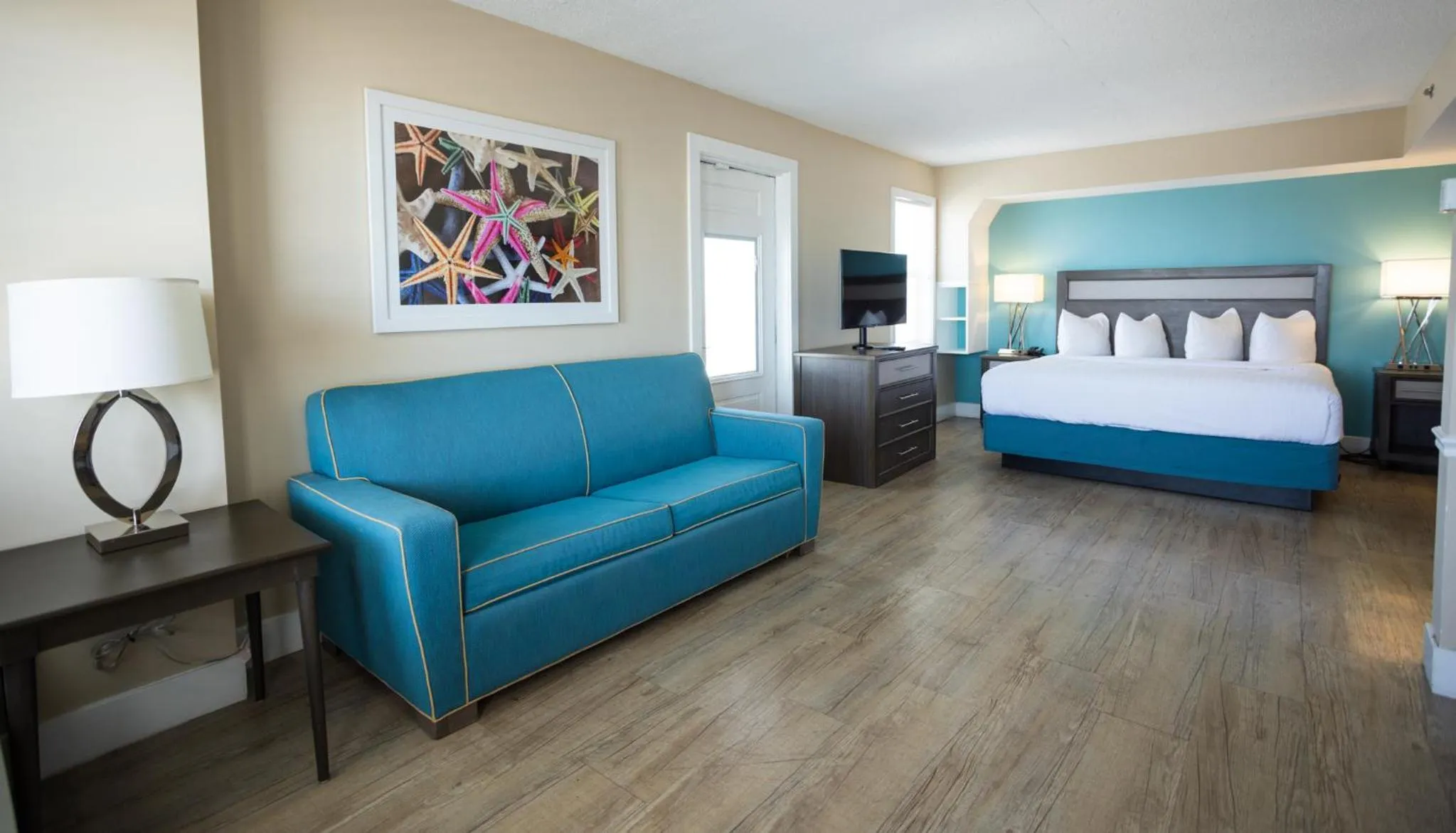 Bedroom, Bed in Commander Hotel & Suites