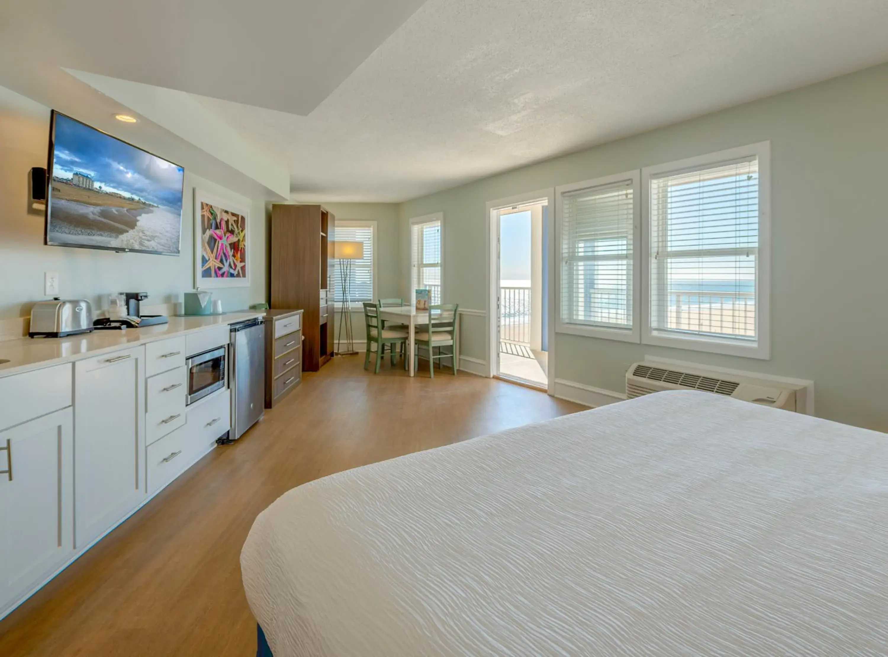 Deluxe King Suite in Commander Hotel & Suites Deluxe King Suite in Commander Hotel & Suites