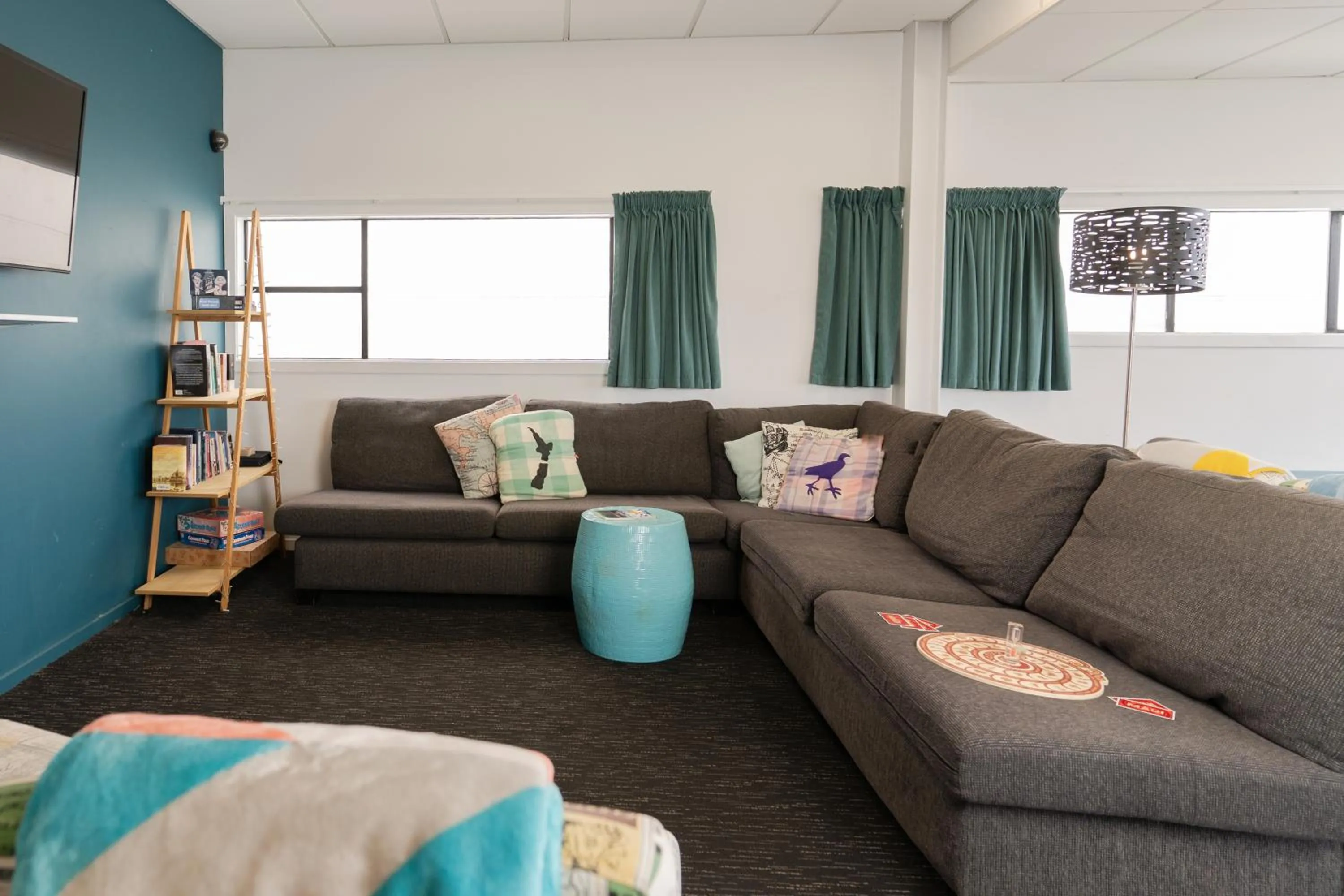 Communal lounge/ TV room in Haka House Bay of Islands