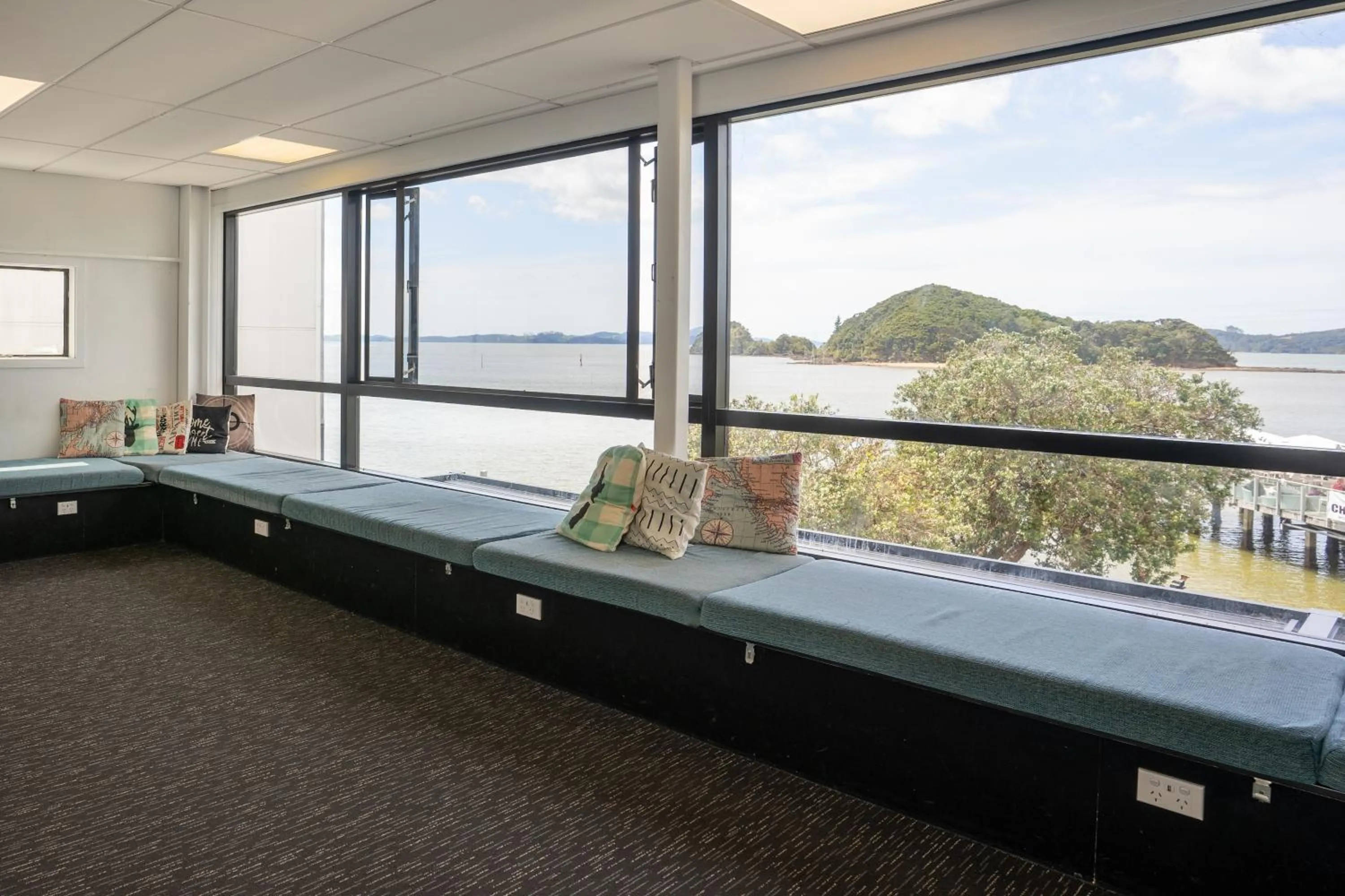 Communal lounge/ TV room in Haka House Bay of Islands