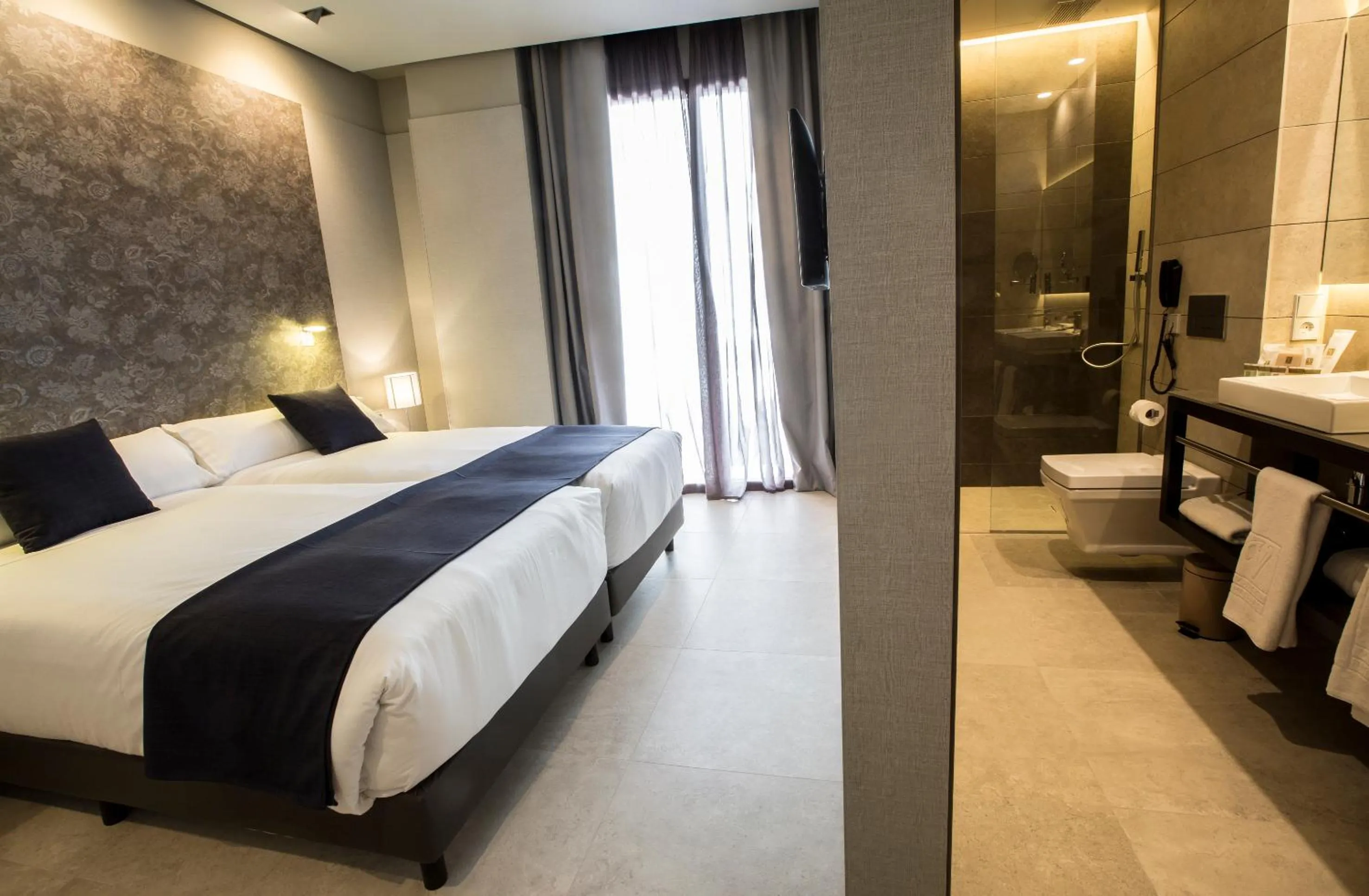 Toilet, Bed in Vincci Mercat