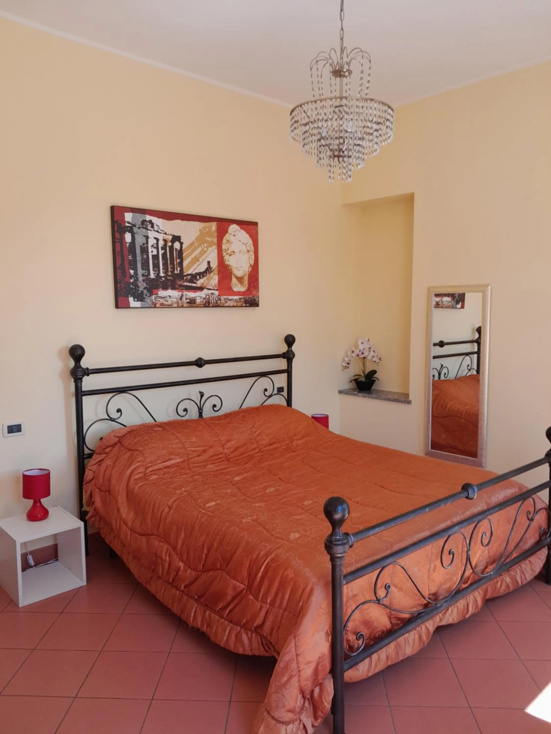 Bedroom, Bed in "B&B Sans égal", con CAMERE PRIVATE e APPARTAMENTI al PIANO TERRA a Biella