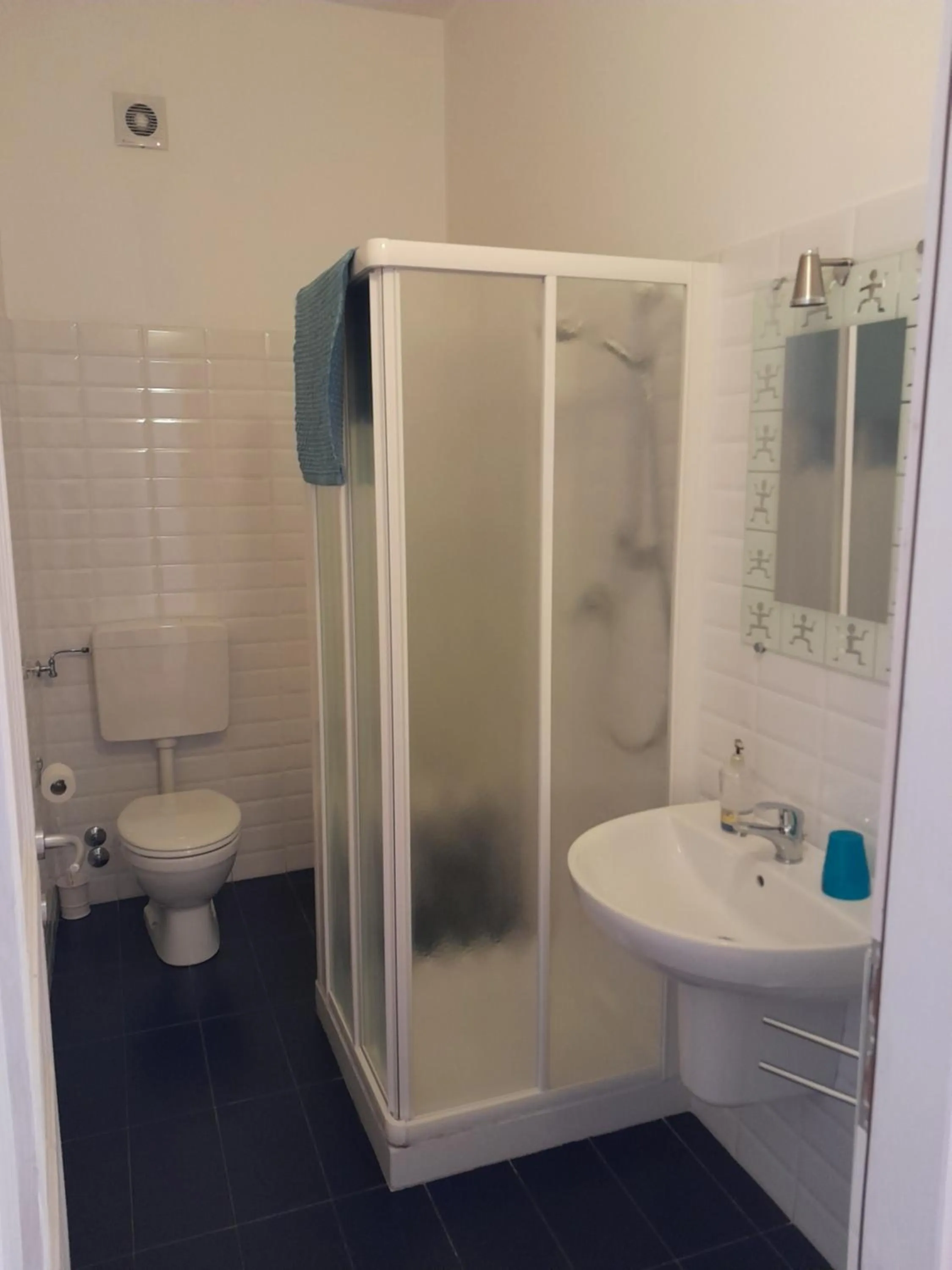 Bathroom in "B&B Sans égal", con CAMERE PRIVATE e APPARTAMENTI al PIANO TERRA a Biella