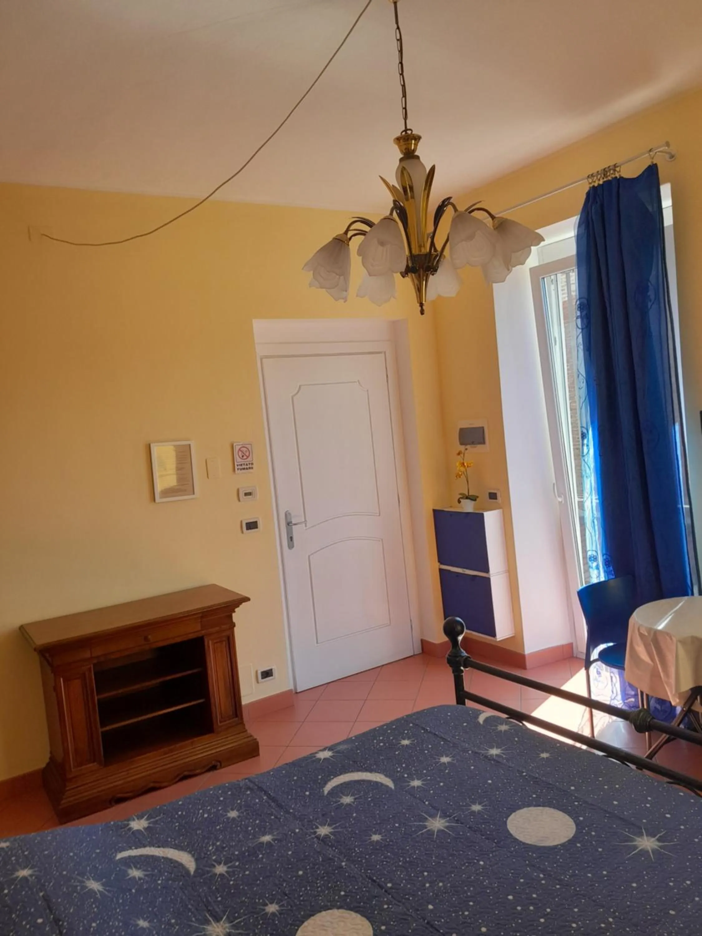 Bedroom, Bed in "B&B Sans égal", con CAMERE PRIVATE e APPARTAMENTI al PIANO TERRA a Biella