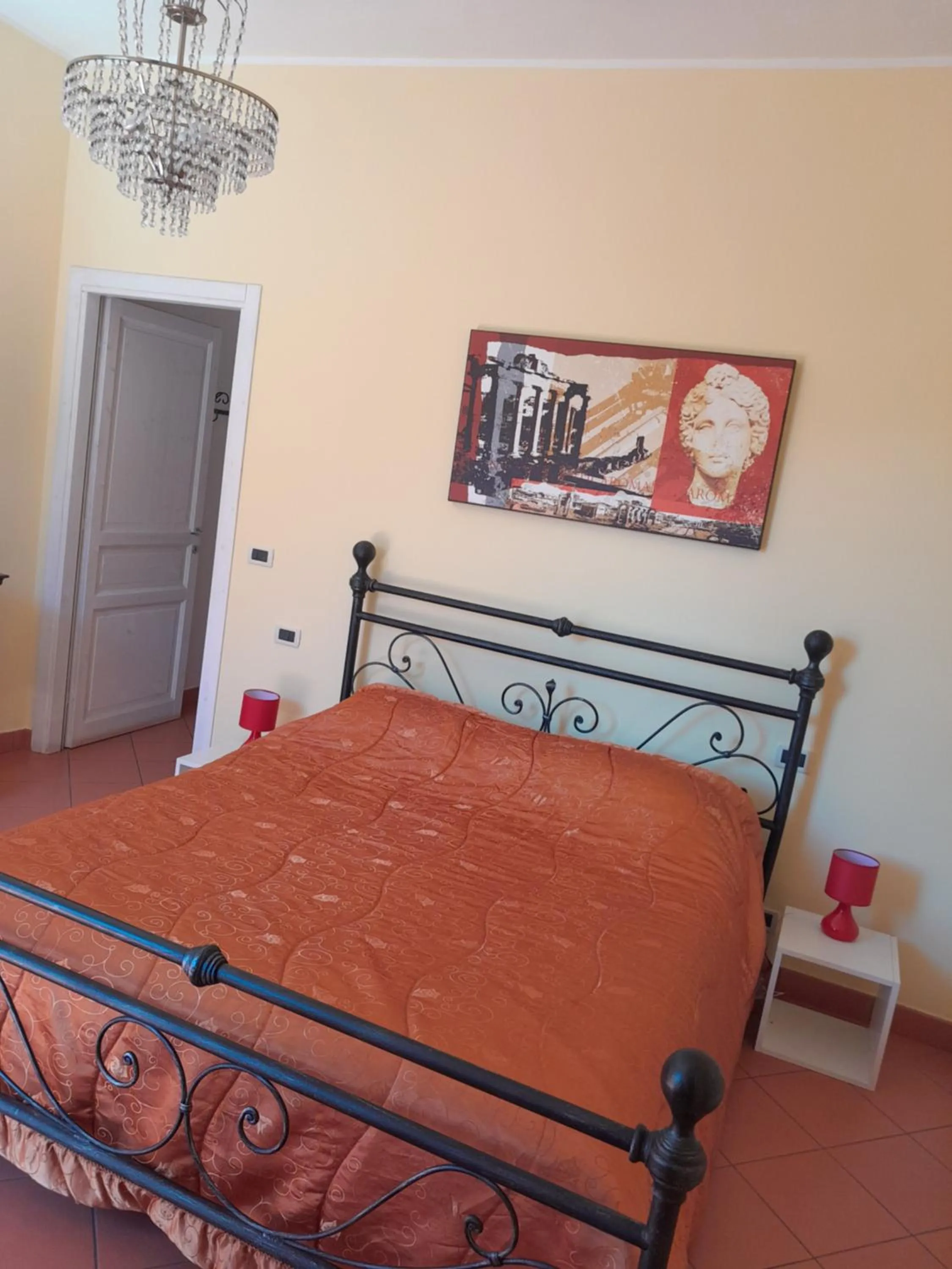 Bedroom, Bed in "B&B Sans égal", con CAMERE PRIVATE e APPARTAMENTI al PIANO TERRA a Biella