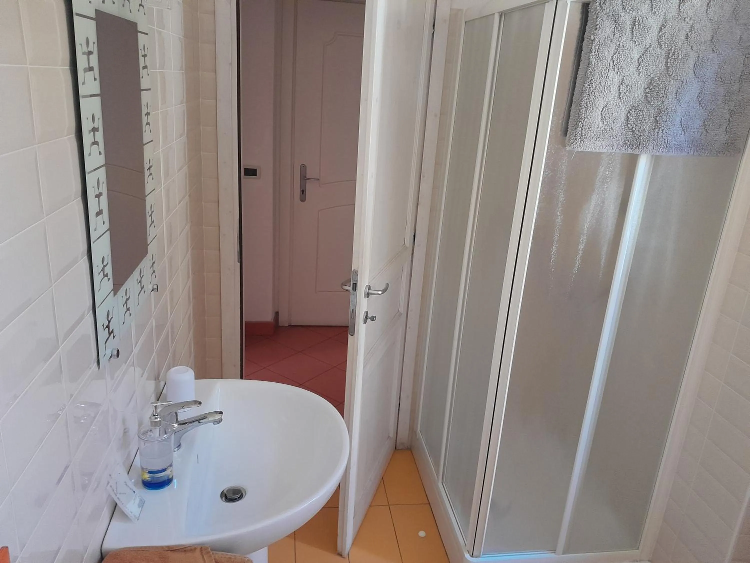 Bathroom in "B&B Sans égal", con CAMERE PRIVATE e APPARTAMENTI al PIANO TERRA a Biella