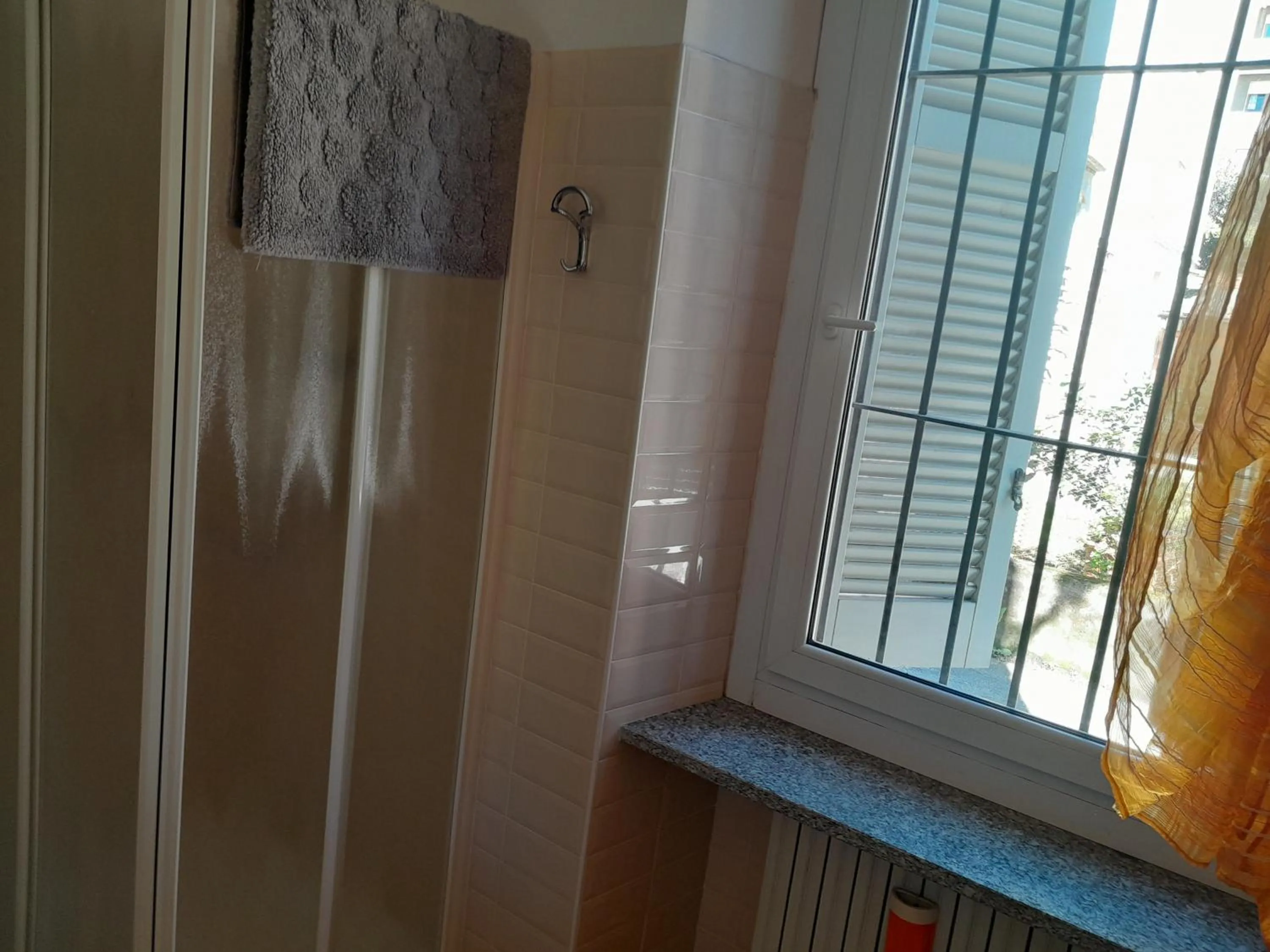 Bathroom in "B&B Sans égal", con CAMERE PRIVATE e APPARTAMENTI al PIANO TERRA a Biella