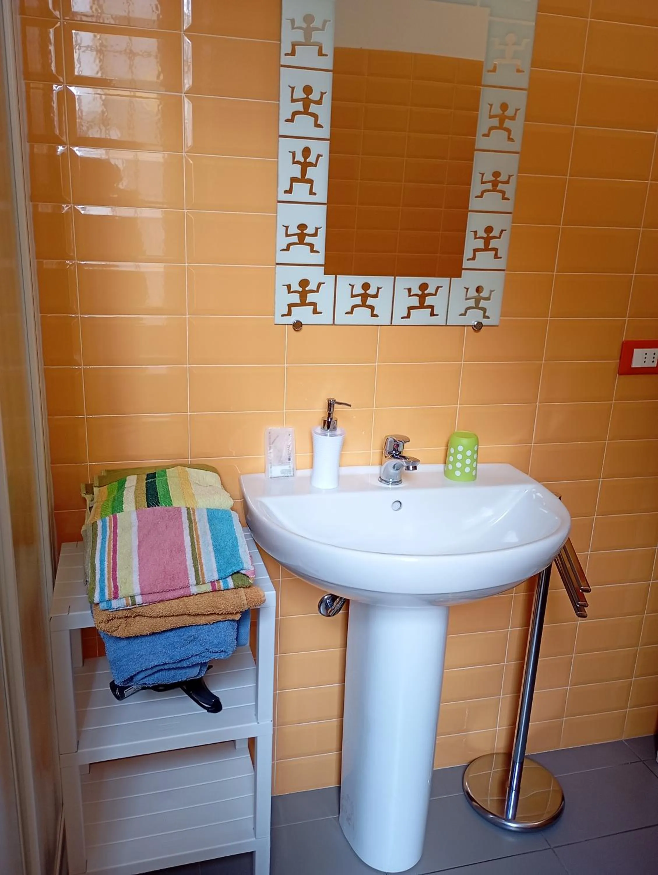 Bathroom in "B&B Sans égal", con CAMERE PRIVATE e APPARTAMENTI al PIANO TERRA a Biella