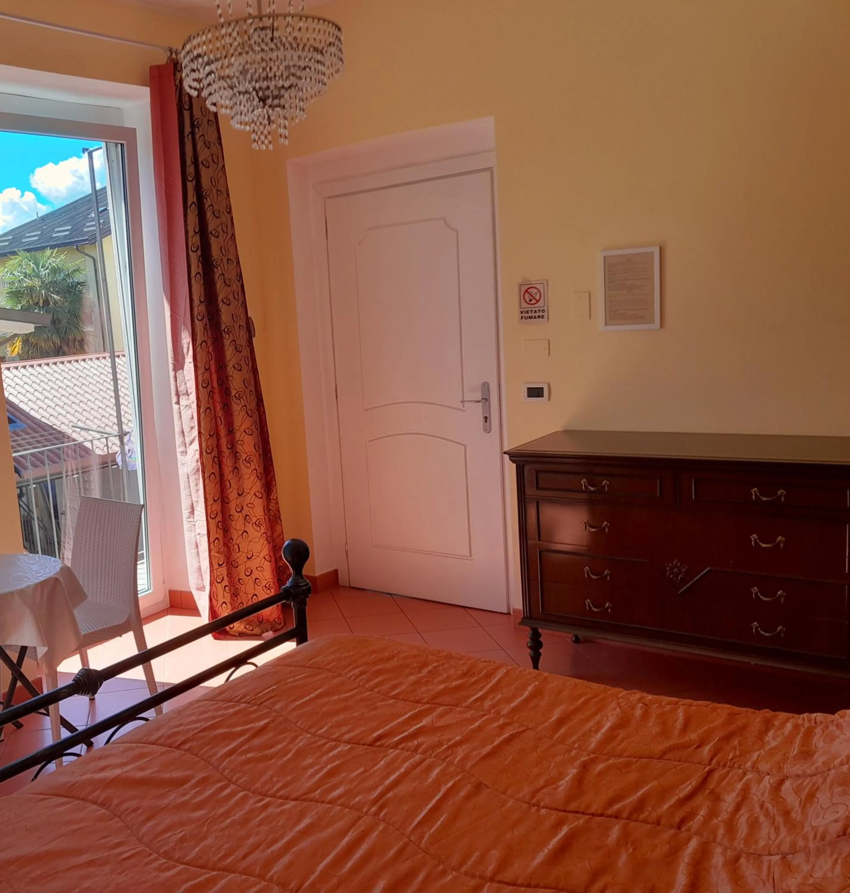 Bedroom, Bed in "B&B Sans égal", con CAMERE PRIVATE e APPARTAMENTI al PIANO TERRA a Biella