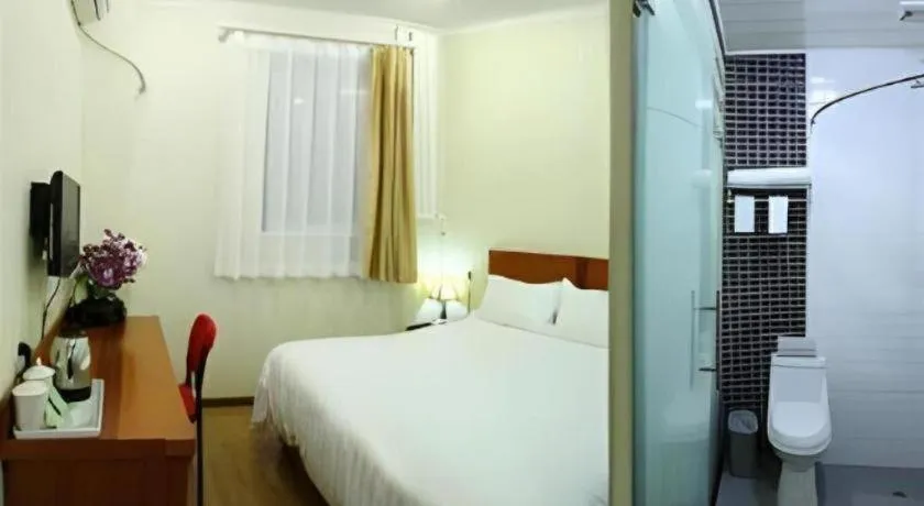 Bed in GreenTree Alliance Beijing Tiantan DonGMEn Hotel