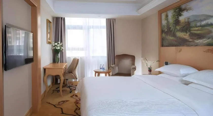 Bed in GreenTree Inn Shenzhen DonGMEn Business Hotel