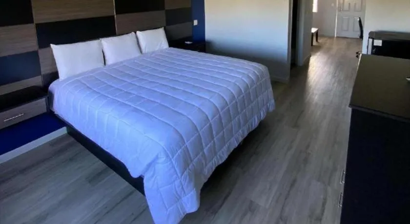 Bed in Americas Best Value Inn Gonzales