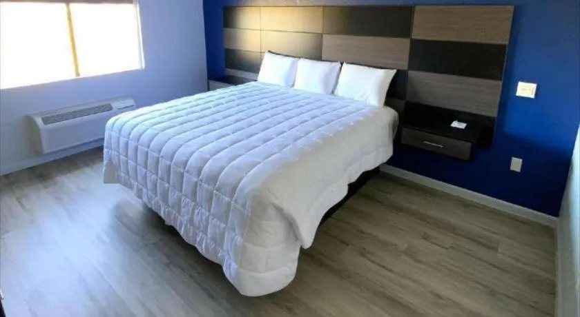 Bed in Americas Best Value Inn Gonzales