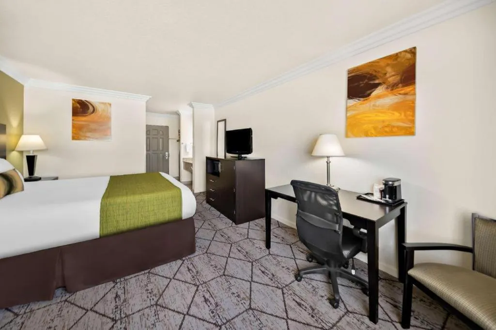 Bed in Best Western Executive Inn