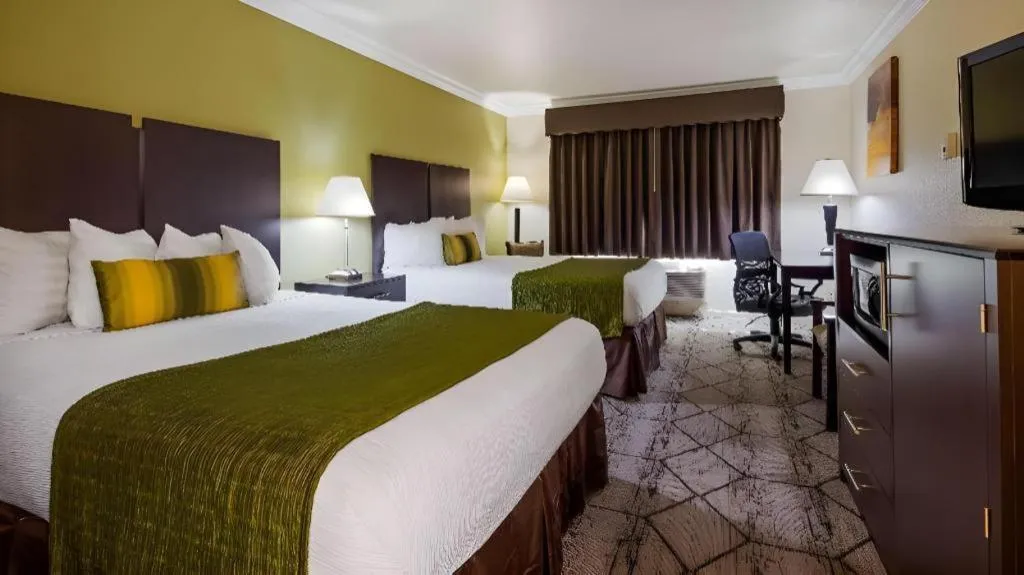 Bed in Best Western Executive Inn