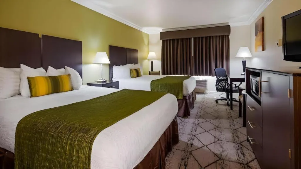 Bed in Best Western Executive Inn
