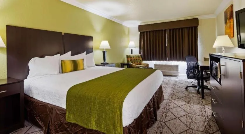 Bed in Best Western Executive Inn