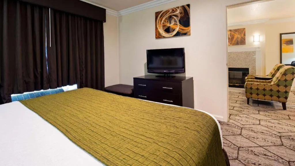 Bed in Best Western Executive Inn