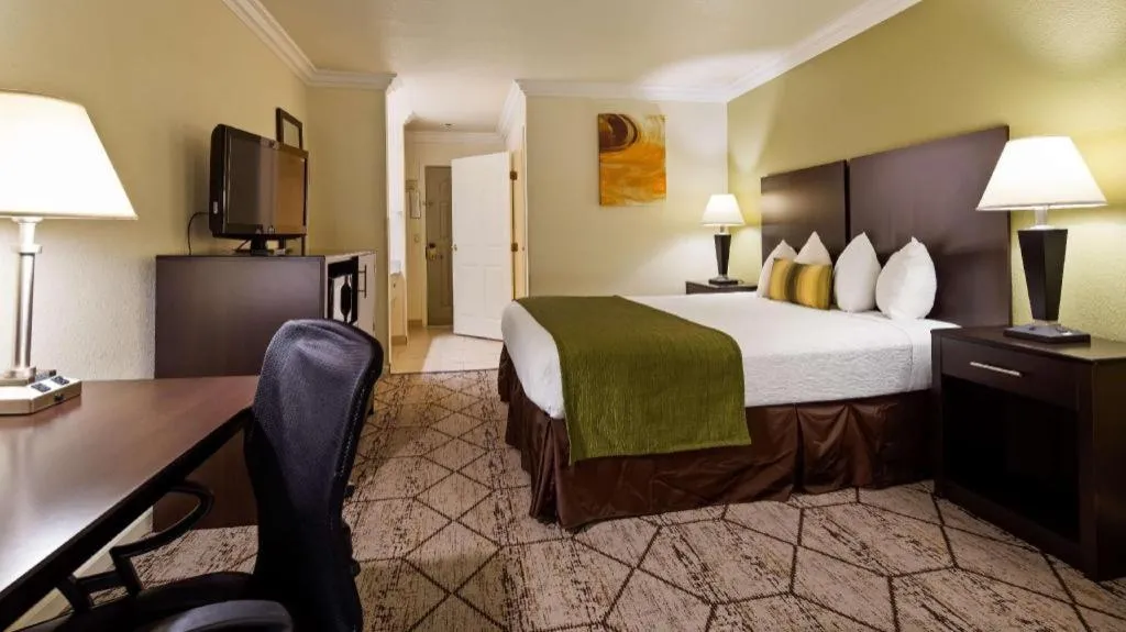 Bed in Best Western Executive Inn
