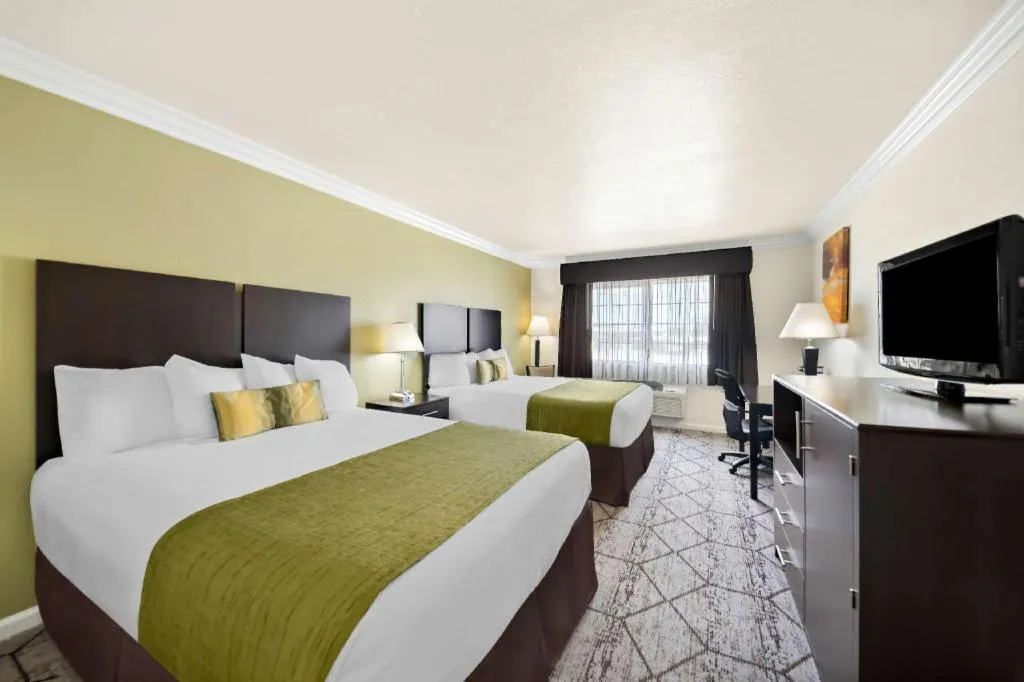 Bed in Best Western Executive Inn