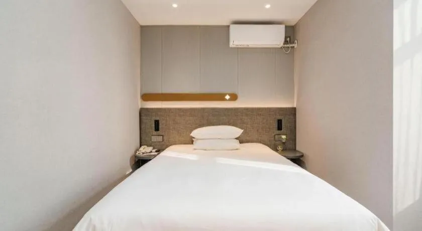 Bed in Jinjiang Inn Qingdao Development Zone Jinggangshan Rd.