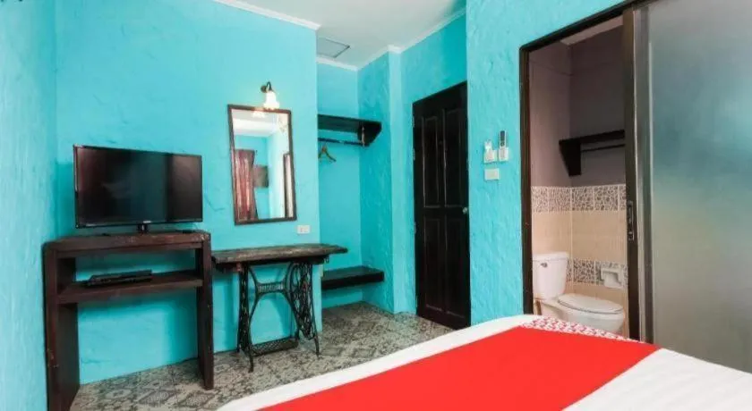 Bed in OYO 1103 Pirates House Hotel