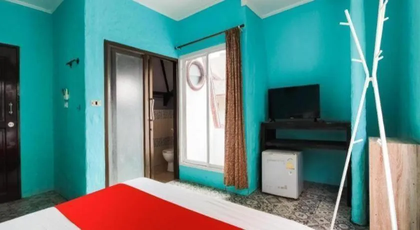 Bed in OYO 1103 Pirates House Hotel