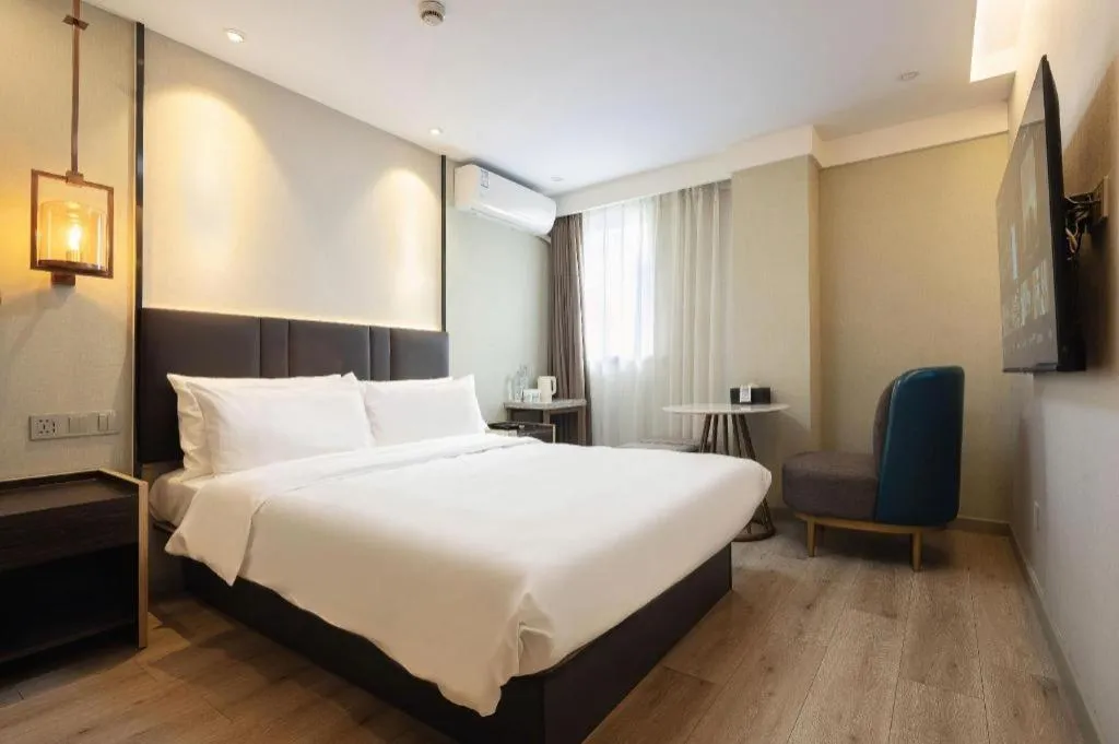 Bed in Magnotel Shanghai Maglev Station