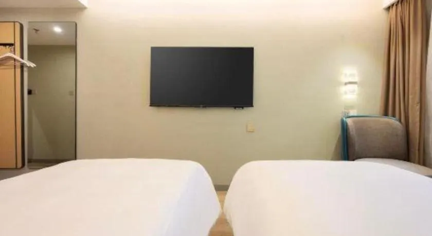 Bed in Magnotel Shanghai Maglev Station