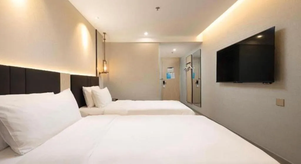 Bed in Magnotel Shanghai Maglev Station