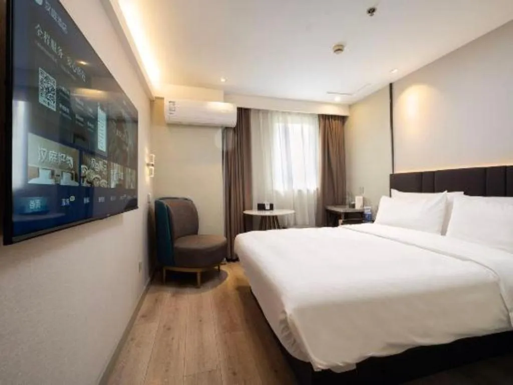 Bed in Magnotel Shanghai Maglev Station