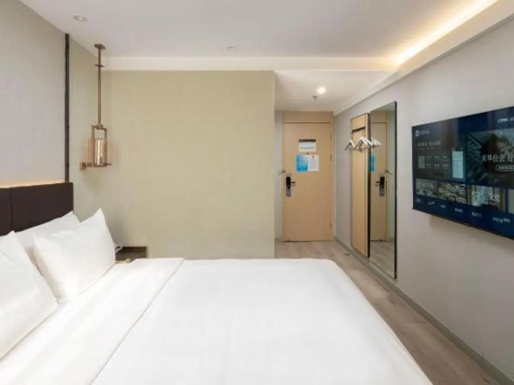 Bed in Magnotel Shanghai Maglev Station