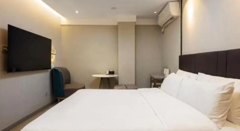 Bed in Magnotel Shanghai Maglev Station