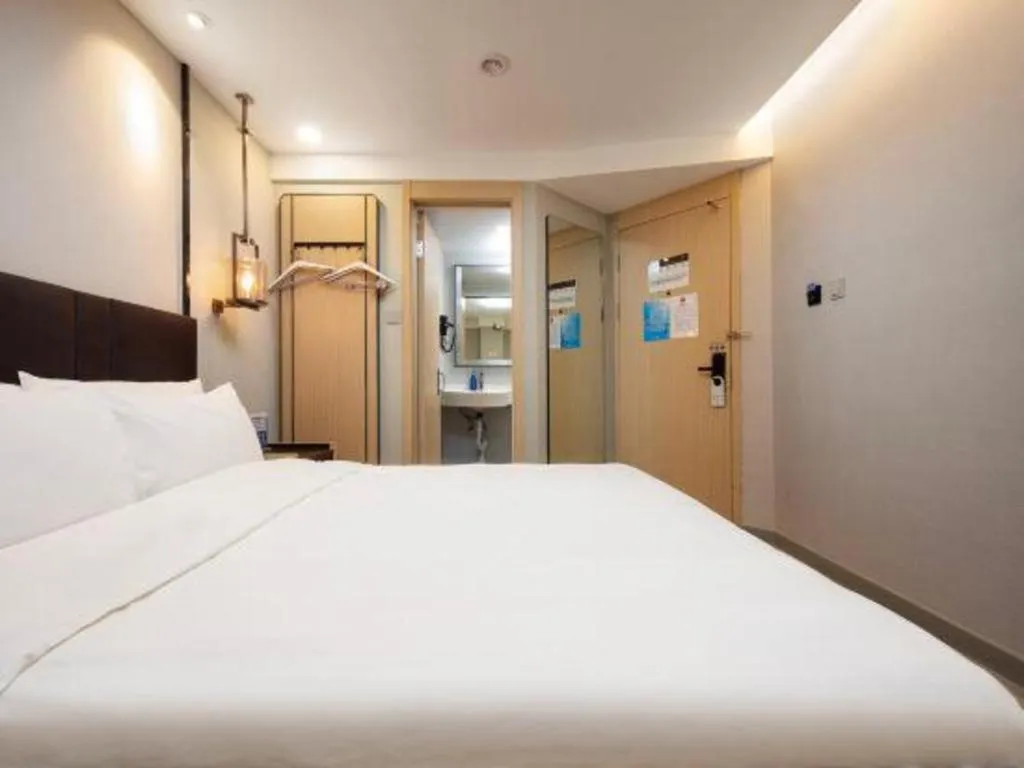 Bed in Magnotel Shanghai Maglev Station