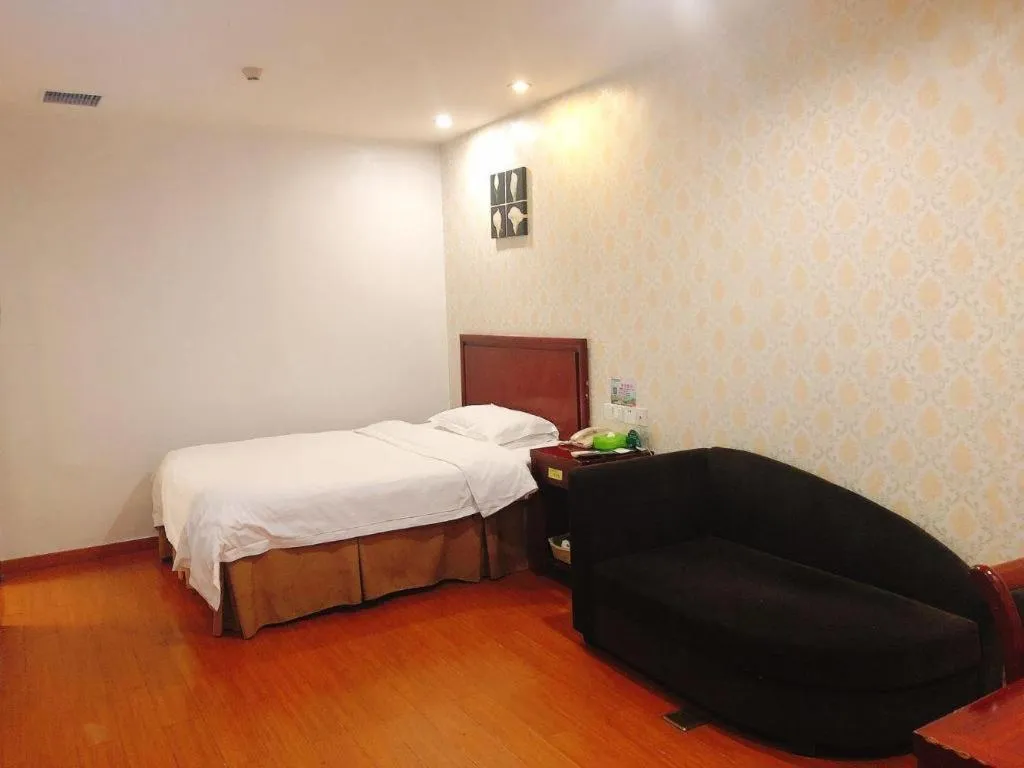 Bed in GreenTree Inn Suzhou Shengze Hotel