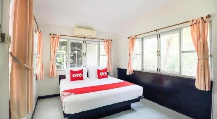 Bed in OYO 606 Baan Suansabai Pleanpanmai Resort Amphawa