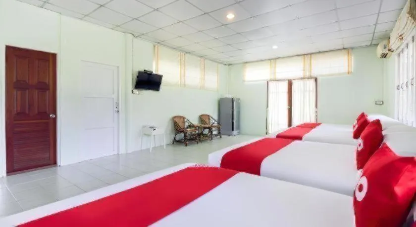 Bed in OYO 606 Baan Suansabai Pleanpanmai Resort Amphawa