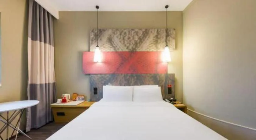 Bed in Ibis Shanghai Expo Dongming Road Metro Station