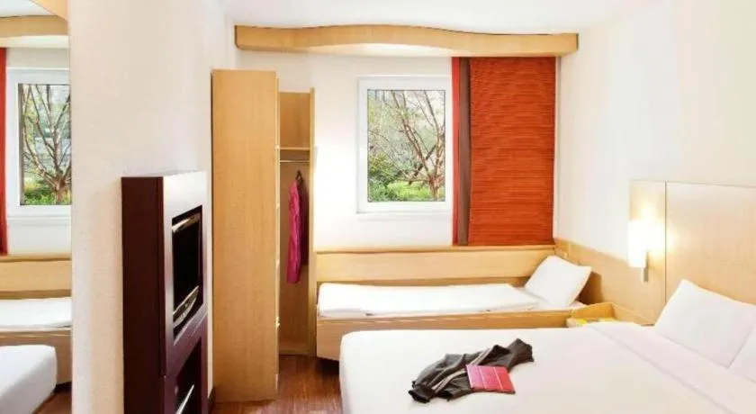 Bed in Ibis Shanghai Expo Dongming Road Metro Station