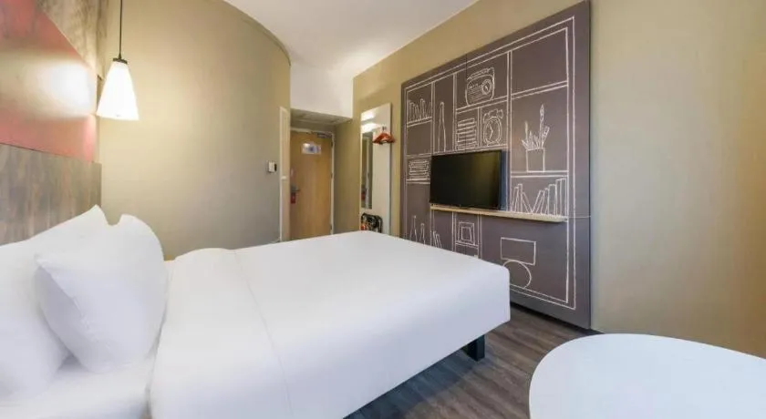 Bed in Ibis Shanghai Expo Dongming Road Metro Station