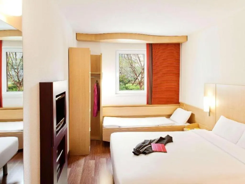 Bed in Ibis Shanghai Expo Dongming Road Metro Station