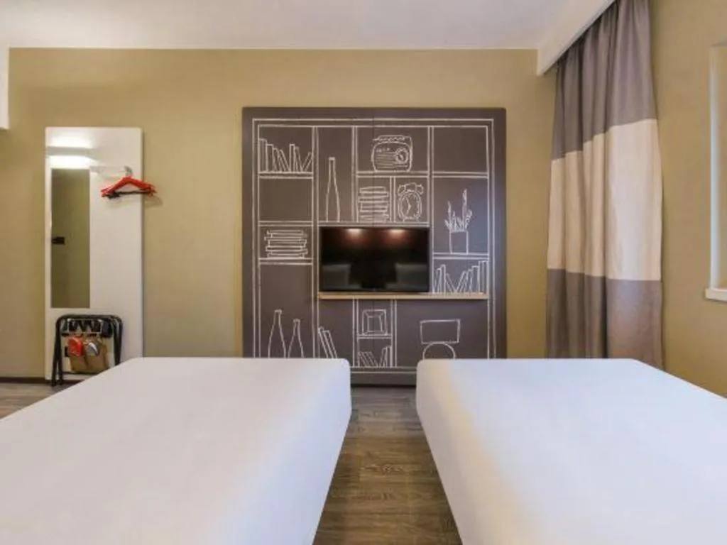 Bed in Ibis Shanghai Expo Dongming Road Metro Station