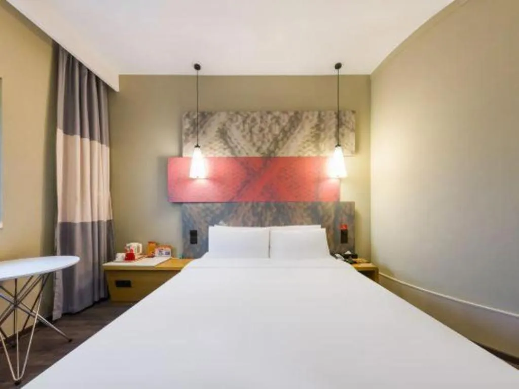 Bed in Ibis Shanghai Expo Dongming Road Metro Station