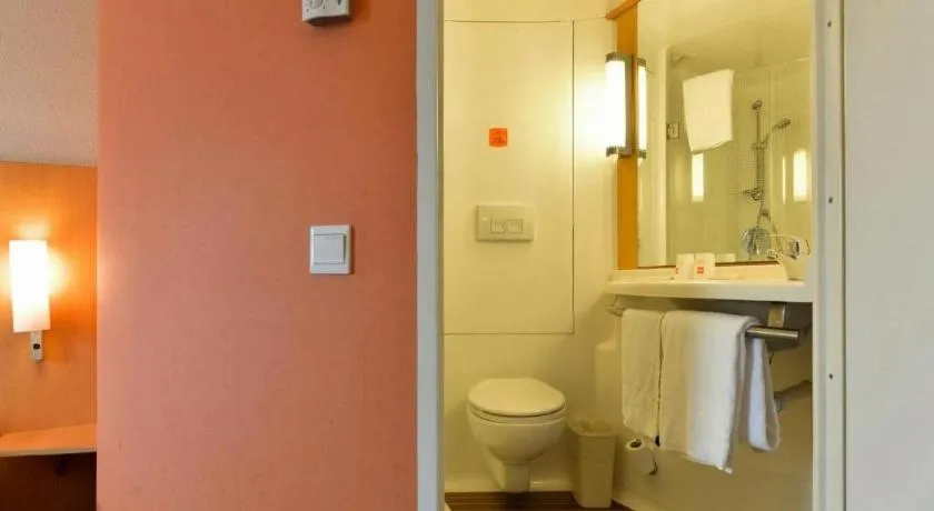 Ibis Shanghai Expo Dongming Road Metro Station