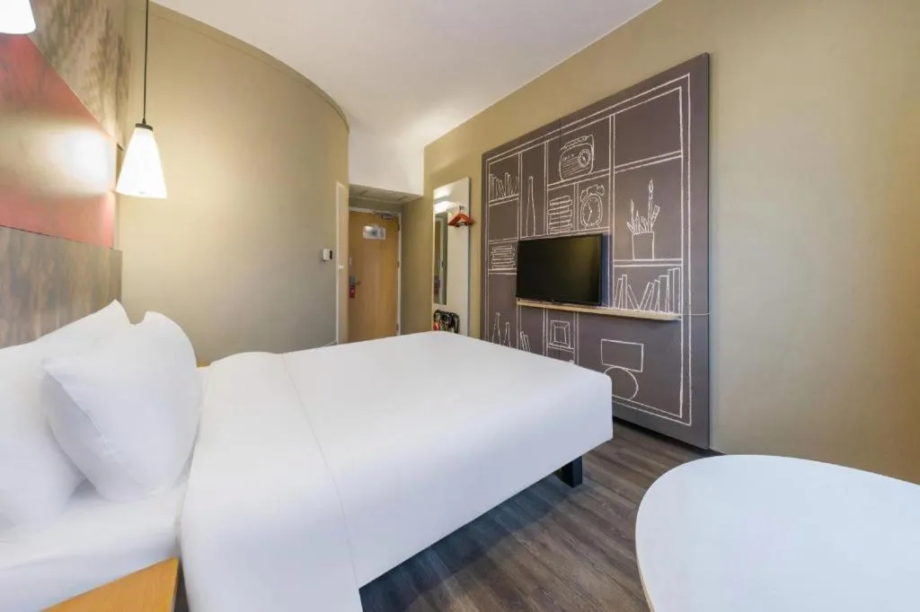 Bed in Ibis Shanghai Expo Dongming Road Metro Station