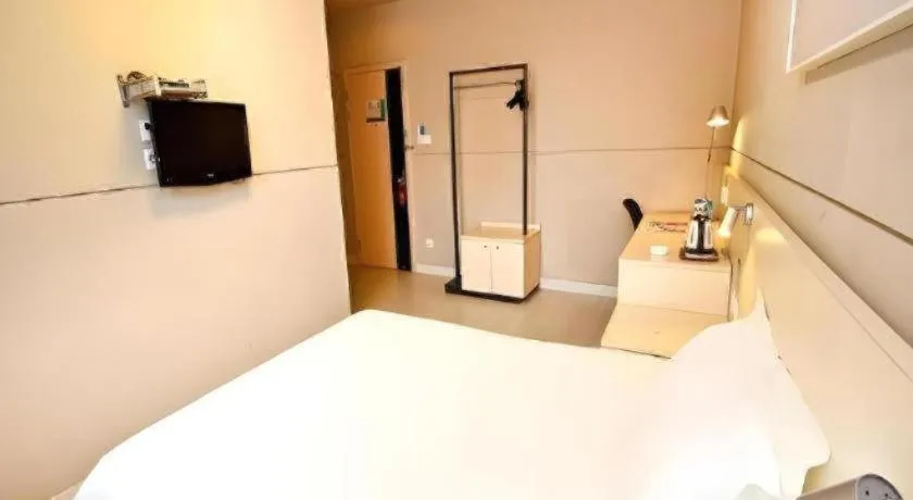 Bed in Jinjiang Inn Jinan Shimao Kuanhouli Quancheng Road